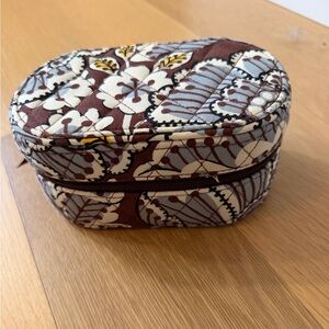 VERA BRADLEY Hard Travel Oval Zip 
Jewelry Case Retired Pattern - Slate Blooms